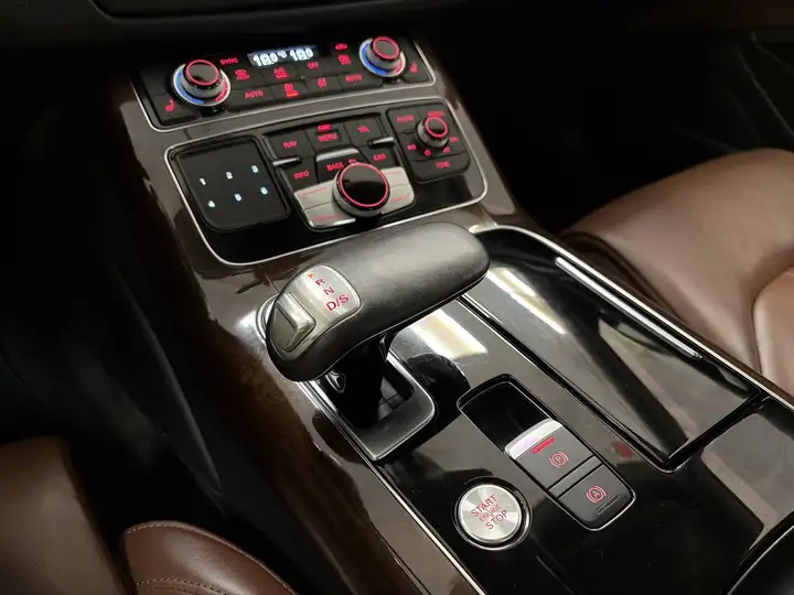 Audi A8 2015, foto 22