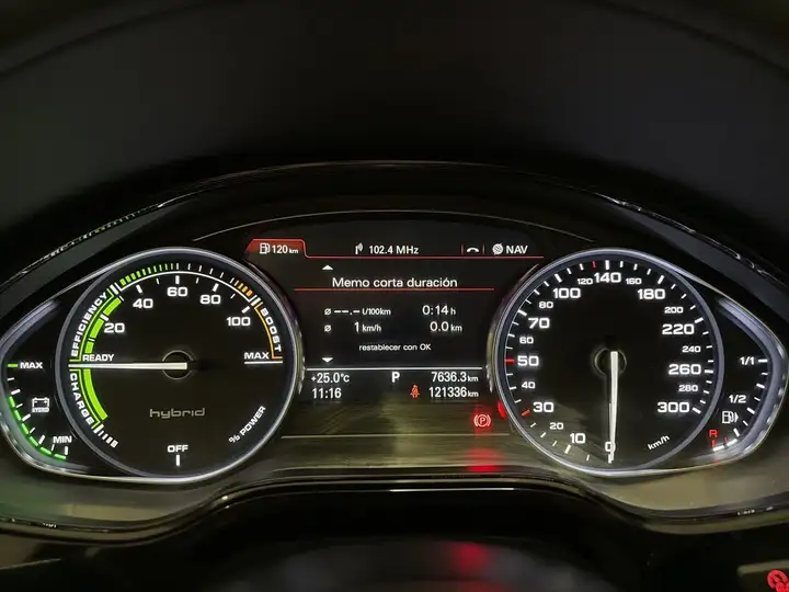 Audi A8 2015, foto 15