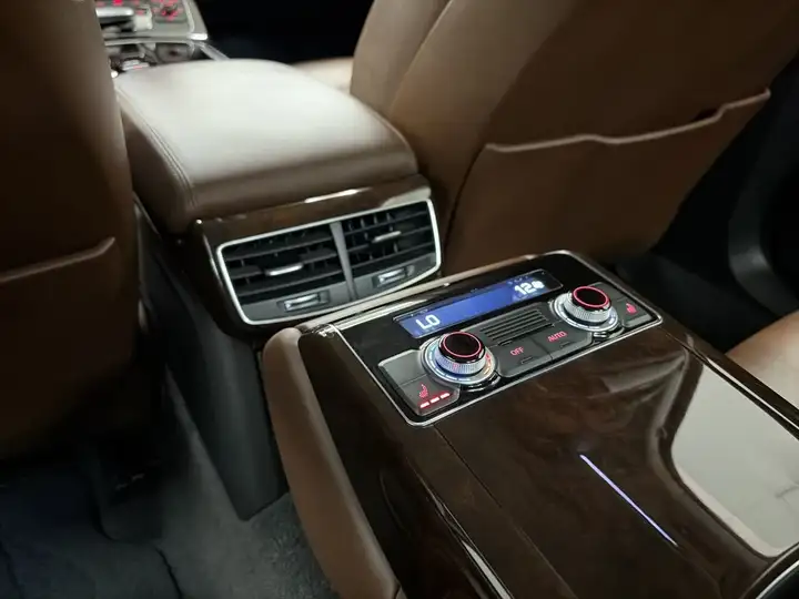 Audi A8 2015, foto 25