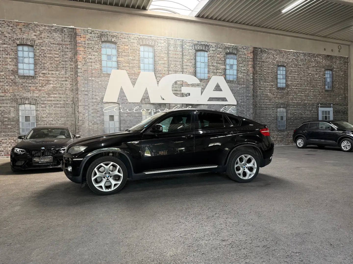 BMW X6 xDrive 50 i Schwarz - 1