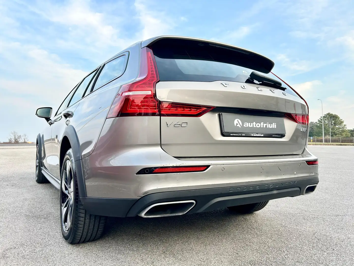 Volvo V60 Cross Country 2.0 B5 250CV MHEV Business Pro AWD Auto MY21 siva - 2