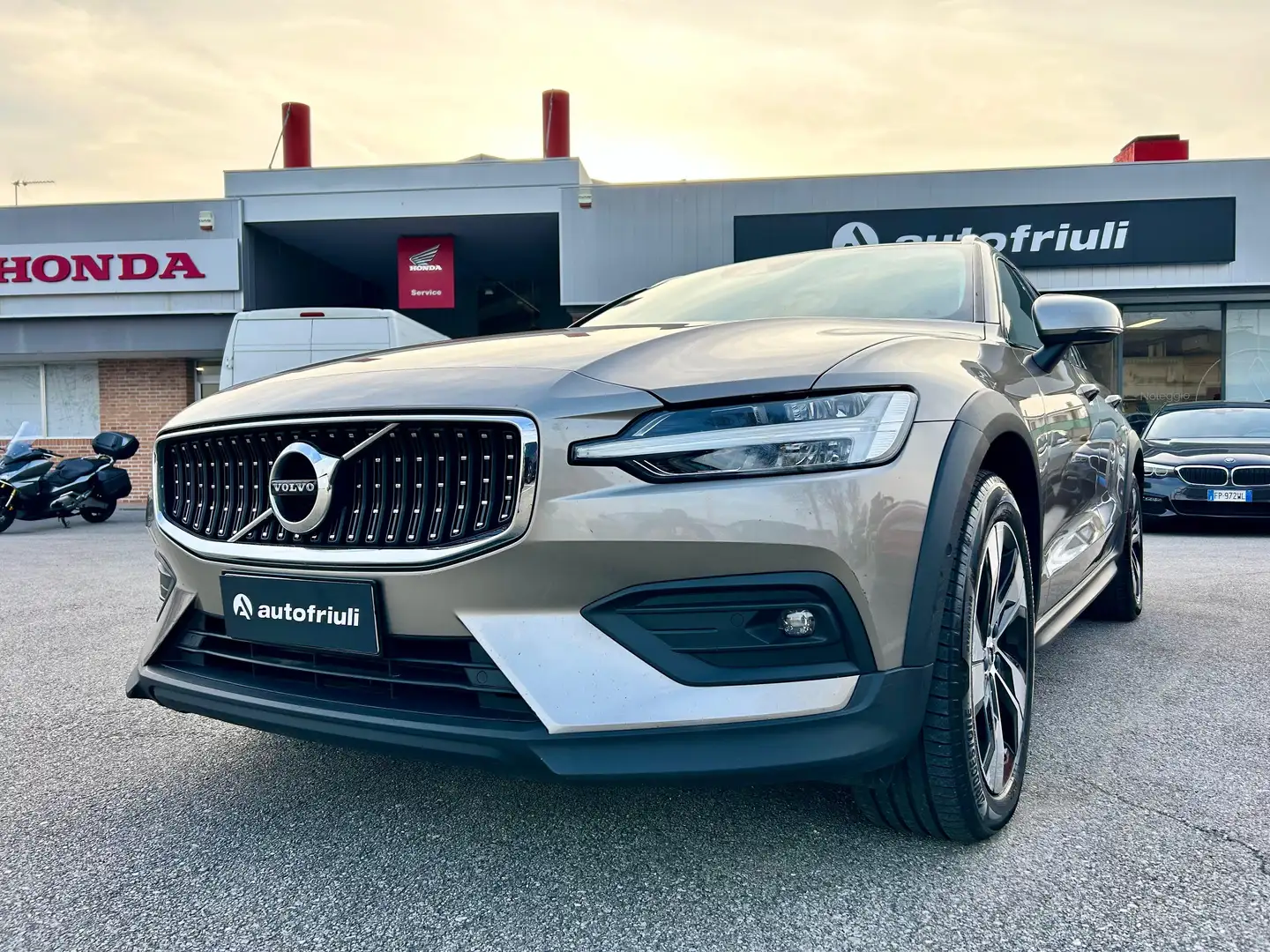 Volvo V60 Cross Country 2.0 B5 250CV MHEV Business Pro AWD Auto MY21 siva - 1