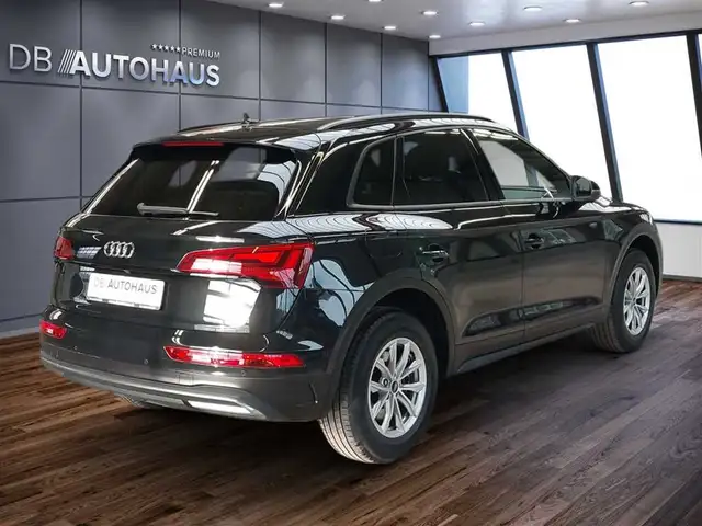 Audi Q5 view 4
