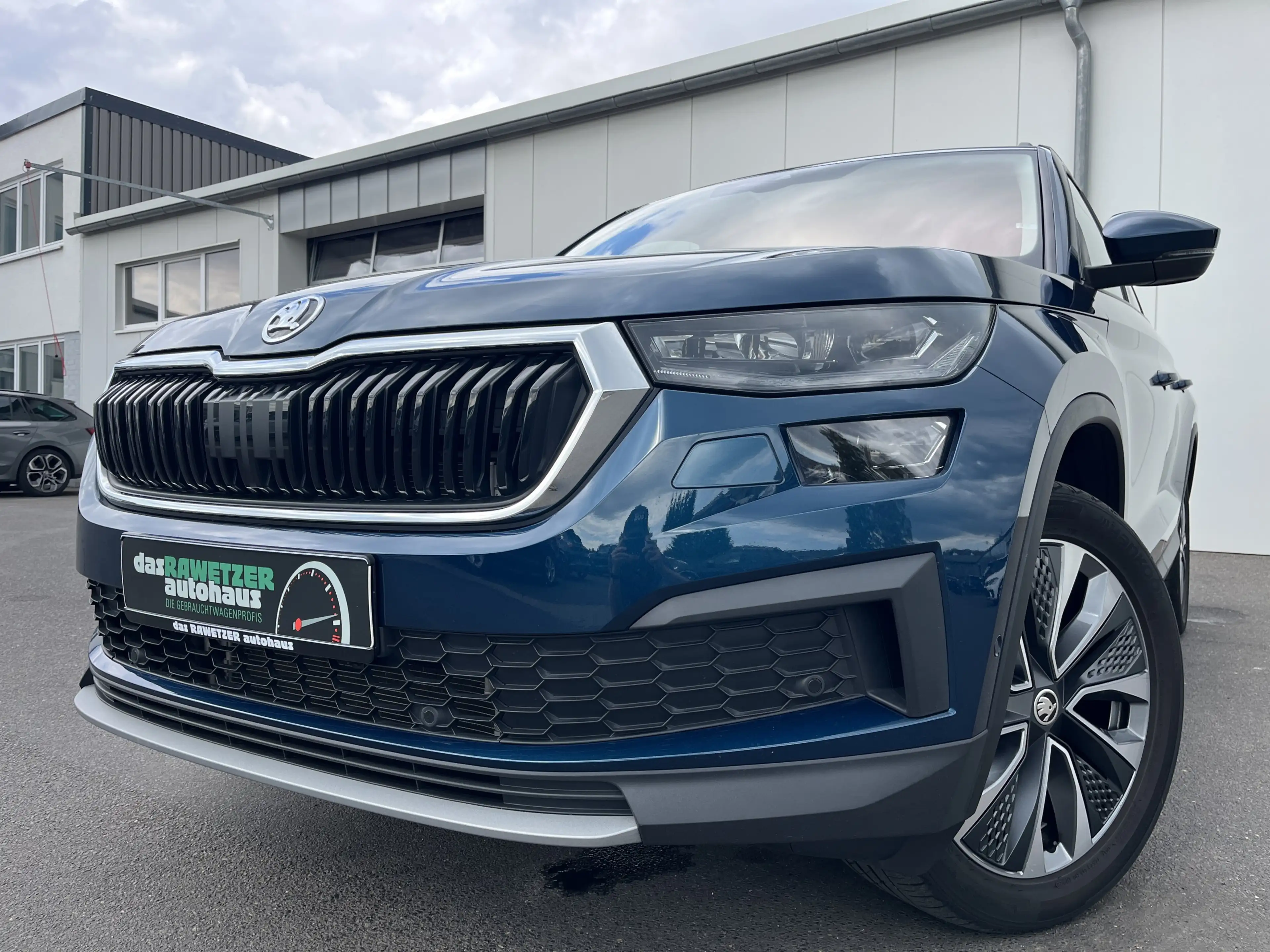 Skoda Kodiaq 2.0 TDI DSG Tour AHK Navi ACC MATRIX RFK 4xSHZ FS-