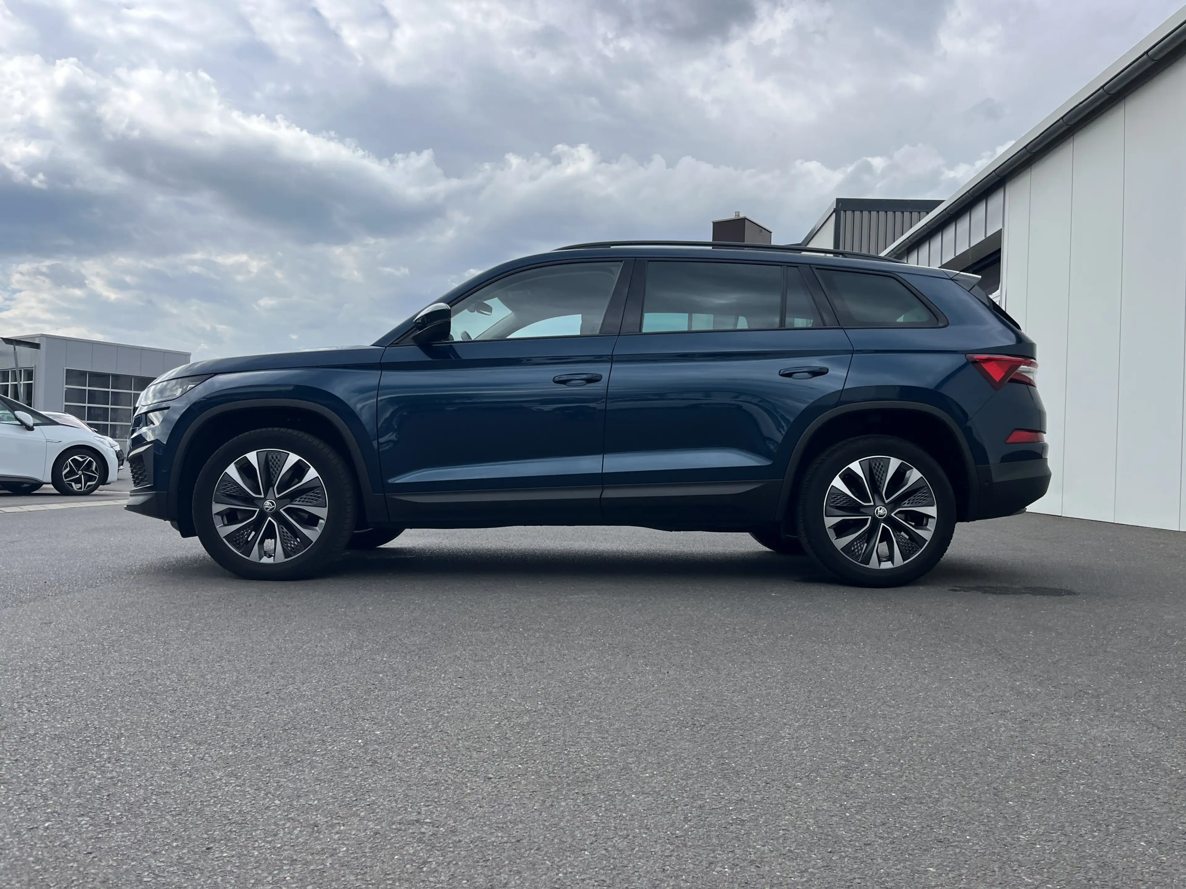 Skoda Kodiaq 2.0 TDI DSG Tour AHK Navi ACC MATRIX RFK 4xSHZ FS- — photo 2
