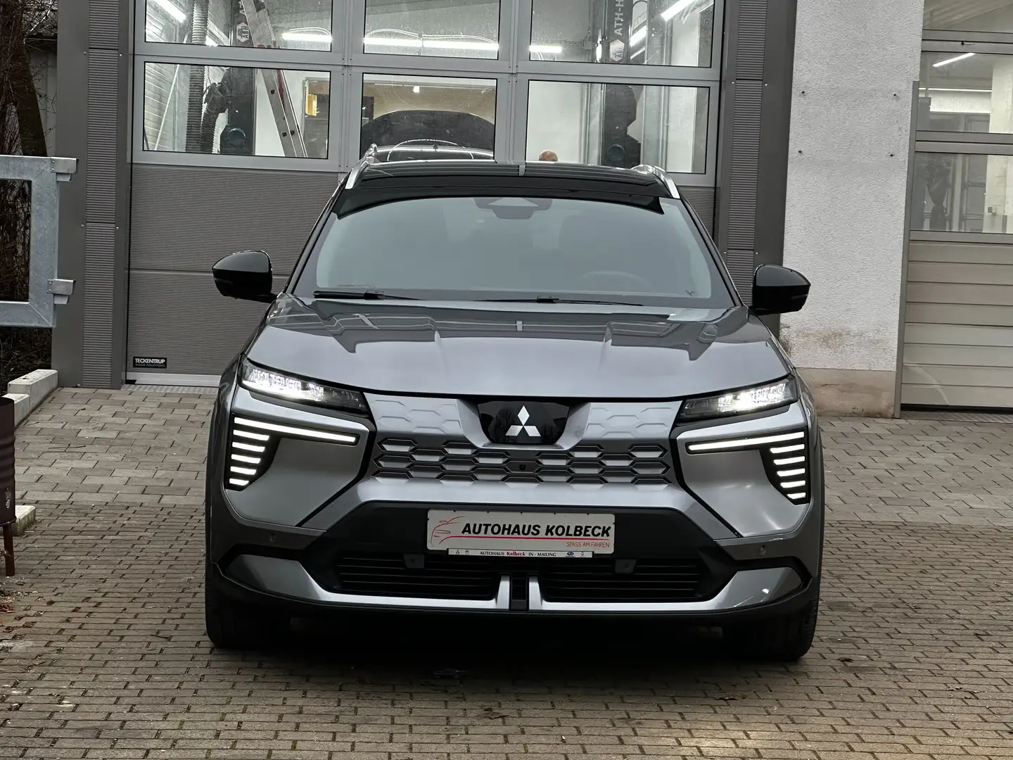 Mitsubishi Eclipse Cross Luxury-Paket 87 kWh (22kW) BEV Vollelektrisch!!! Grau - 2