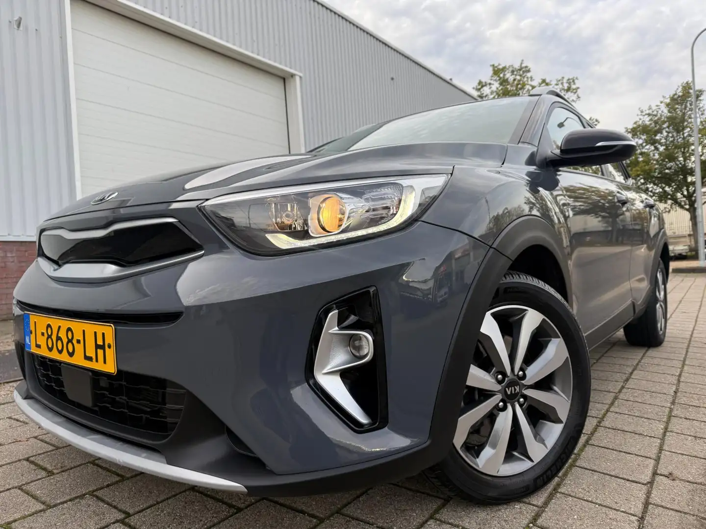 Kia Stonic 1.0 T-GDi MHEV HYBRIDE 2021 DynamicPlusLine CARPLA Gris - 2