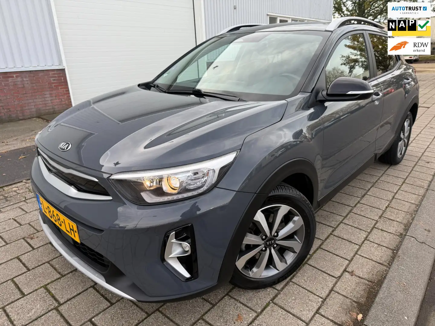 Kia Stonic 1.0 T-GDi MHEV HYBRIDE 2021 DynamicPlusLine CARPLA Gris - 1