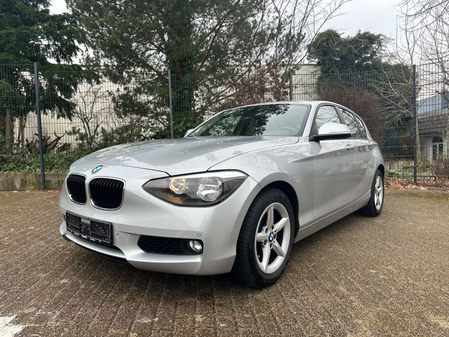 BMW 116 i Lim. Automatik TEMPO*SITZHZ*PDC*KLIMA*16" Silber - 1