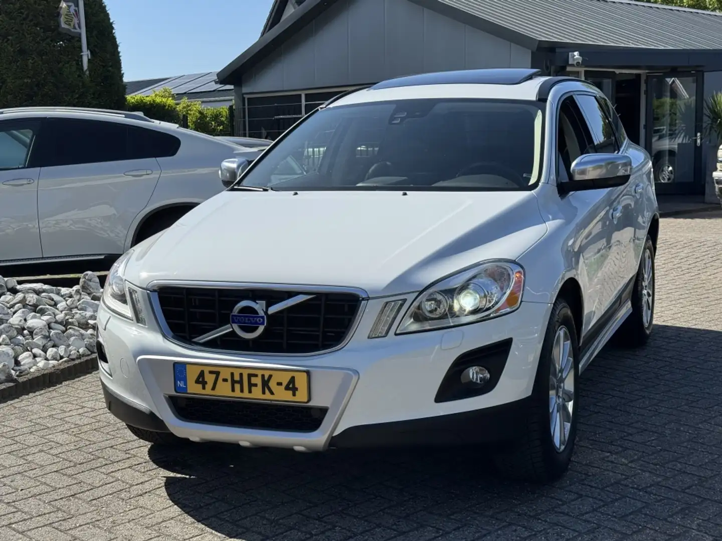 Volvo XC60 2.4 D5 AWD Wit Panoramadak Youngtimer NL Auto White - 1