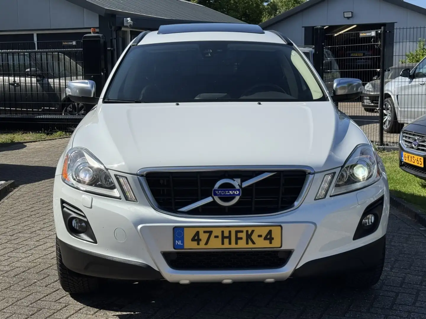 Volvo XC60 2.4 D5 AWD Wit Panoramadak Youngtimer NL Auto White - 2