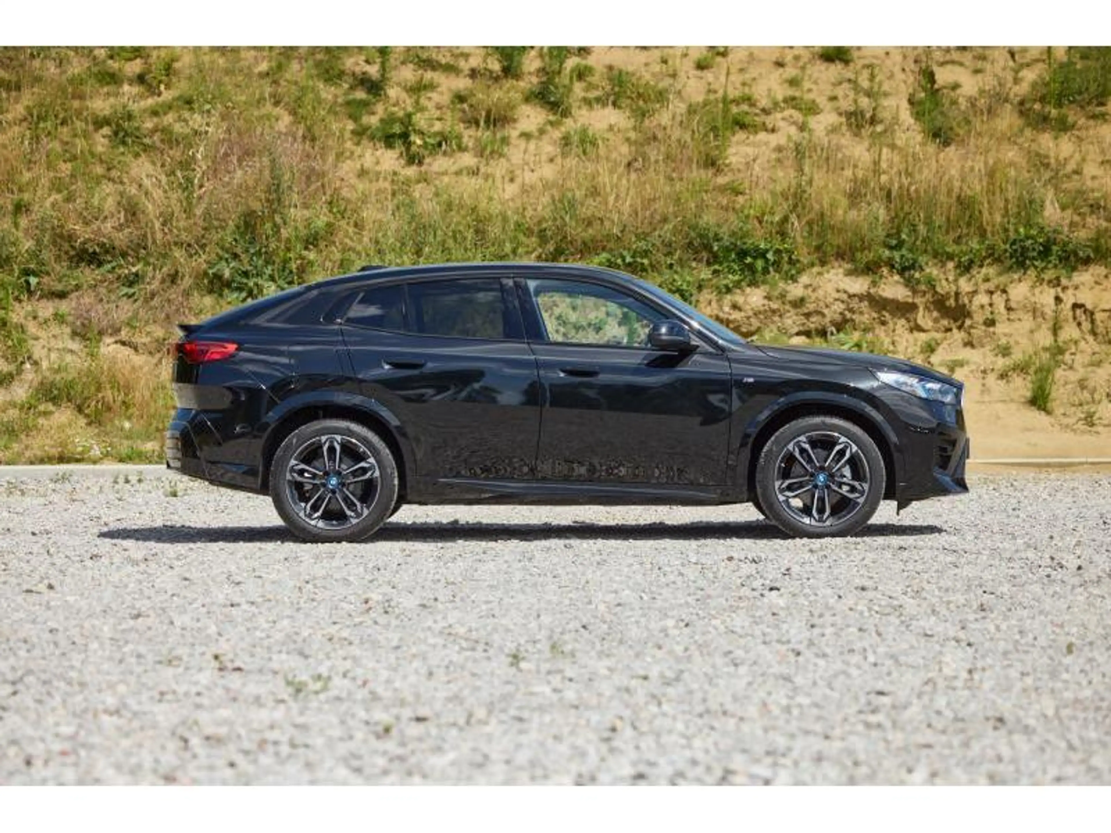 BMW iX2 iX2 eDrive20 — photo 3