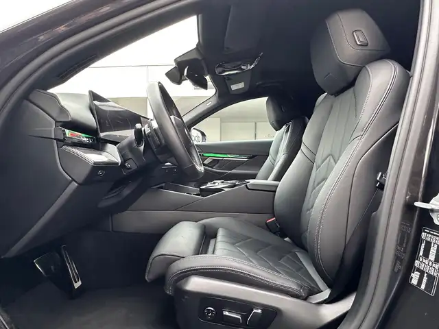 BMW 5 Series view 11