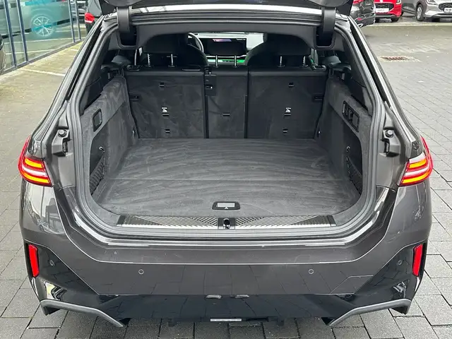 BMW 5 Series view 10