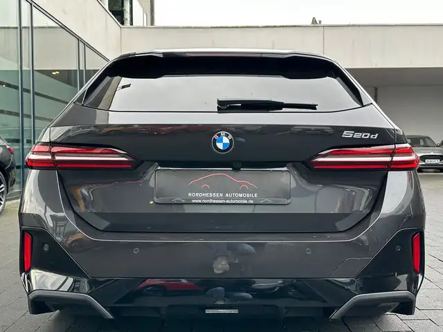 BMW 5 Series view 9