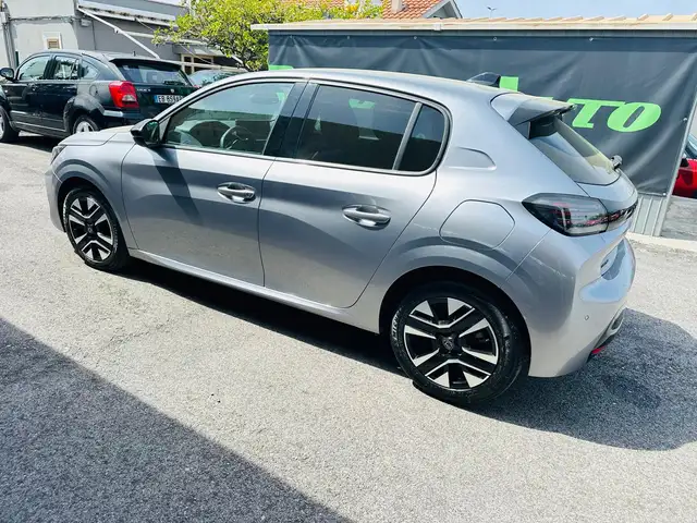 Peugeot 208 view 4