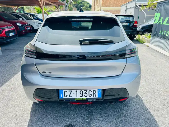 Peugeot 208 view 5