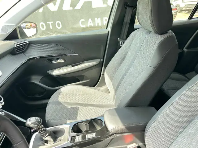 Peugeot 208 view 9