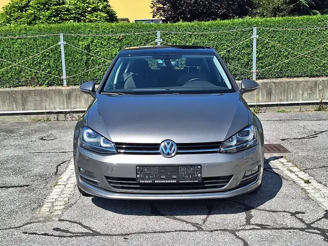 Volkswagen Golf view 3