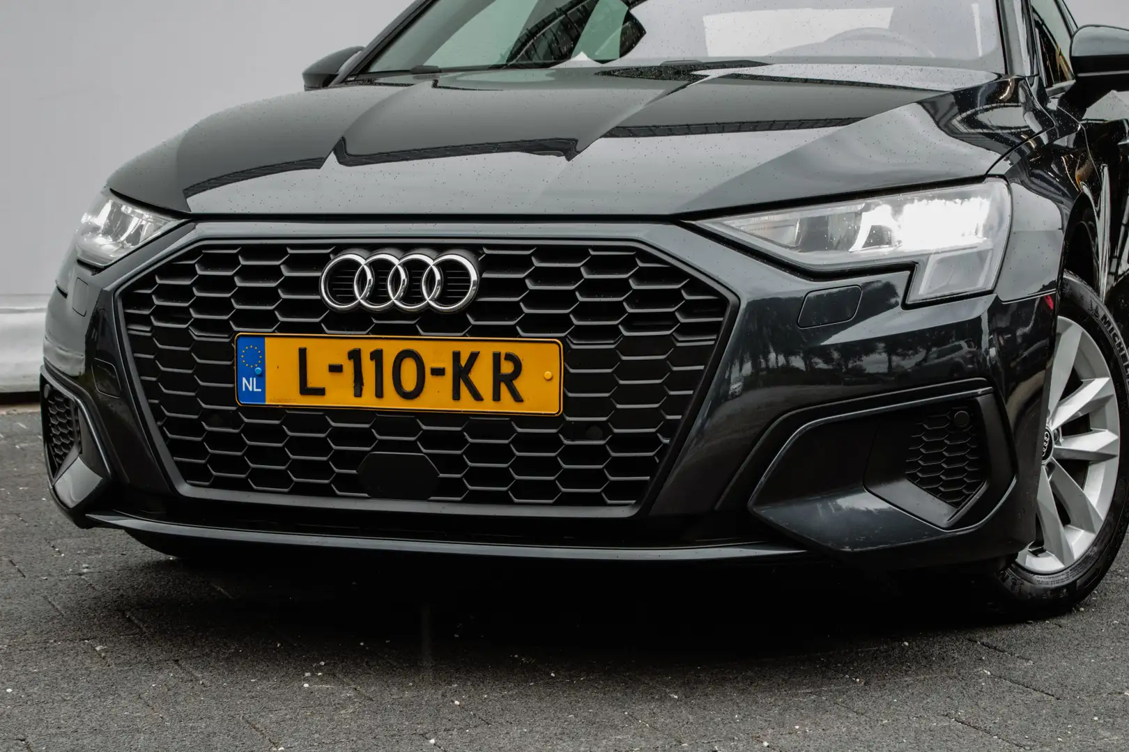 Audi A3 Limousine 30 TFSI Pro Line MMi Navigatie/ Climate Grijs - 2
