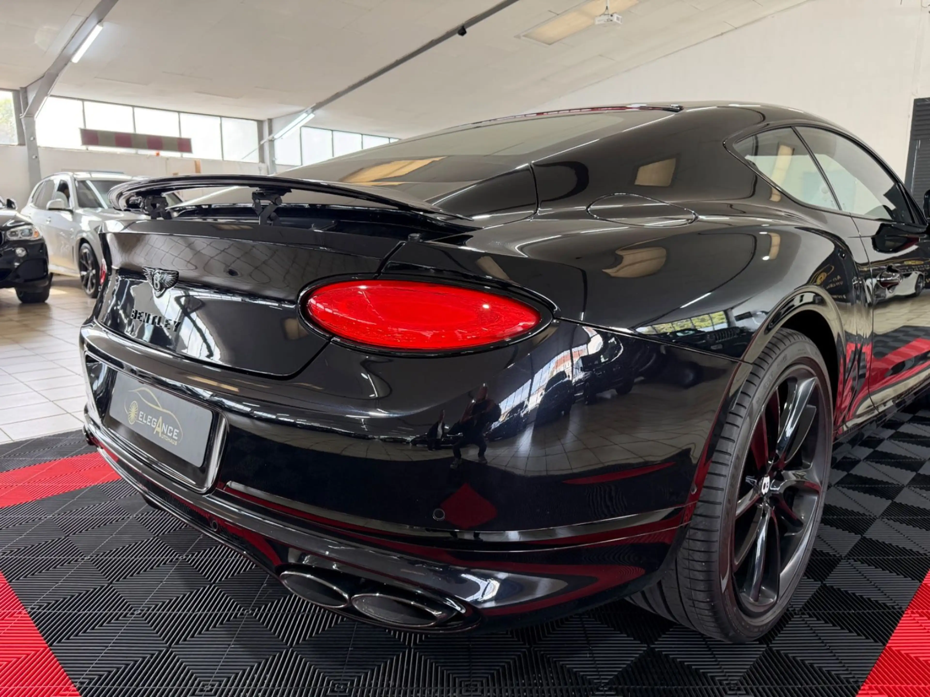Bentley Continental GT V8 Mulliner Piano Black — photo 11