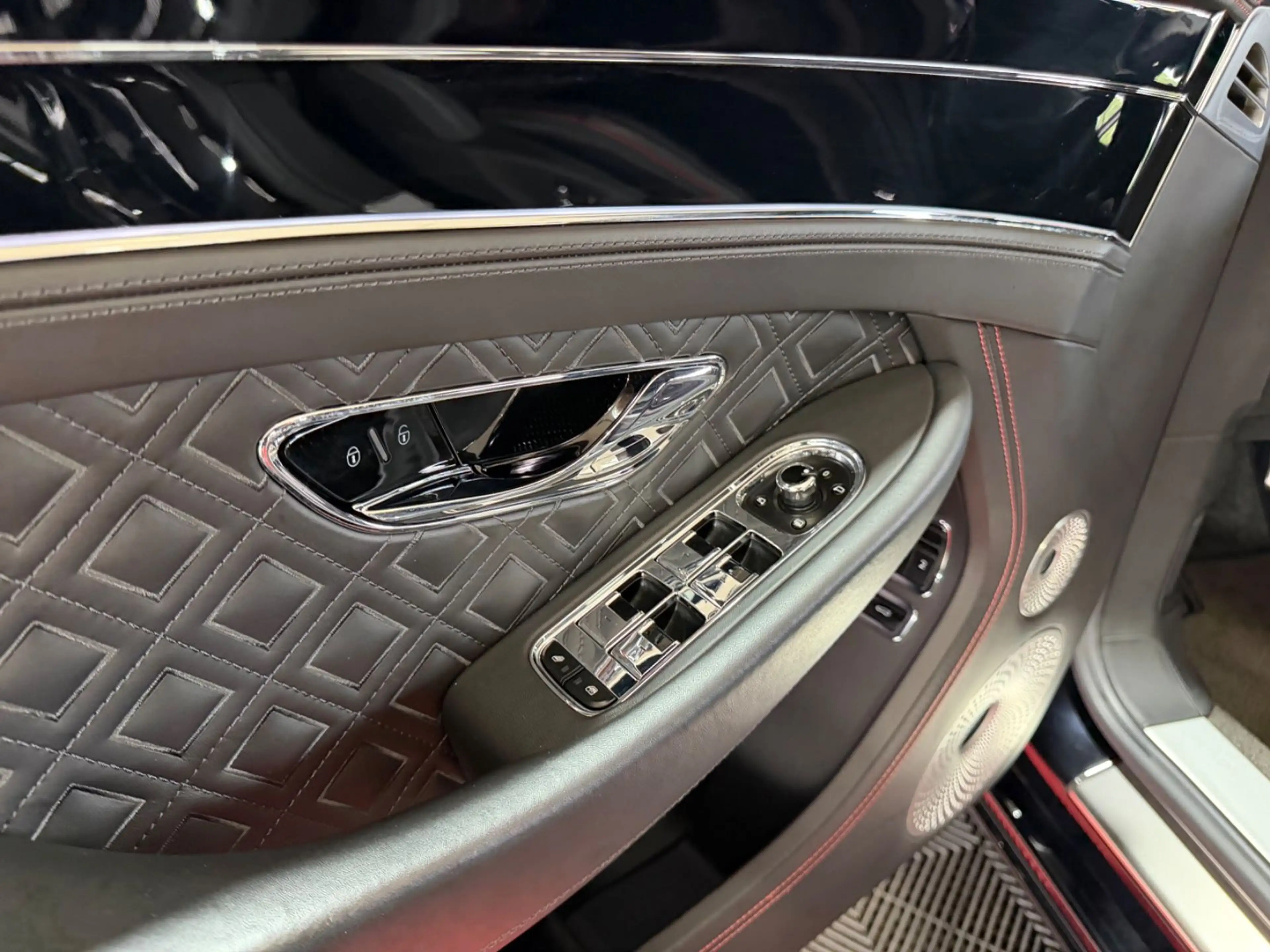 Bentley Continental GT V8 Mulliner Piano Black — photo 13