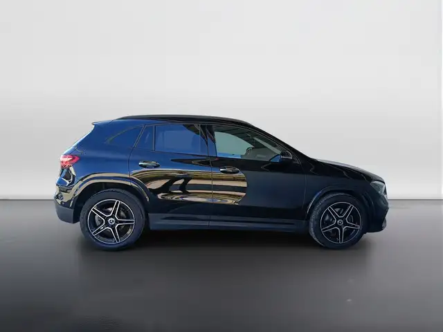 Mercedes-Benz Gla view 3