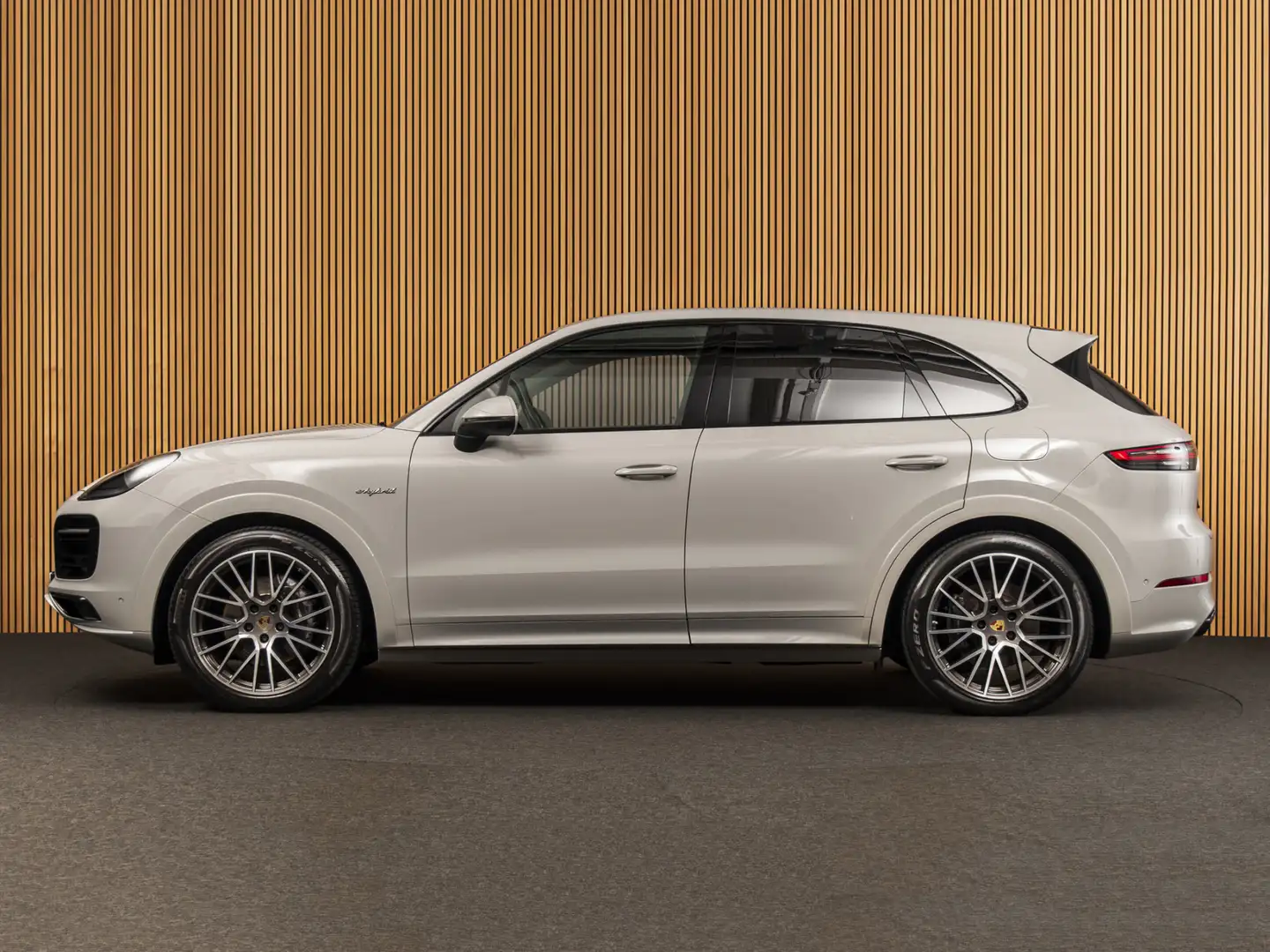 Porsche Cayenne 3.0 E-Hybrid SPORTDESIGN-PANO-21"-BOSE Grau - 2
