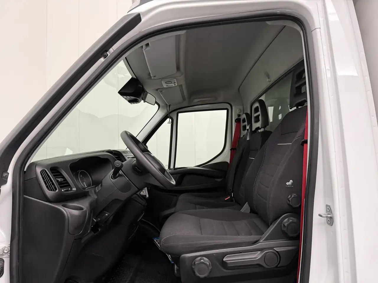 Iveco Daily 2023 — фото 19