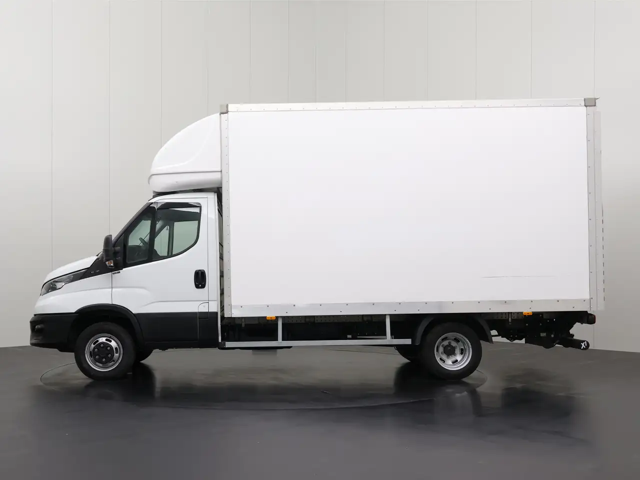 Iveco Daily 2023 — фото 12