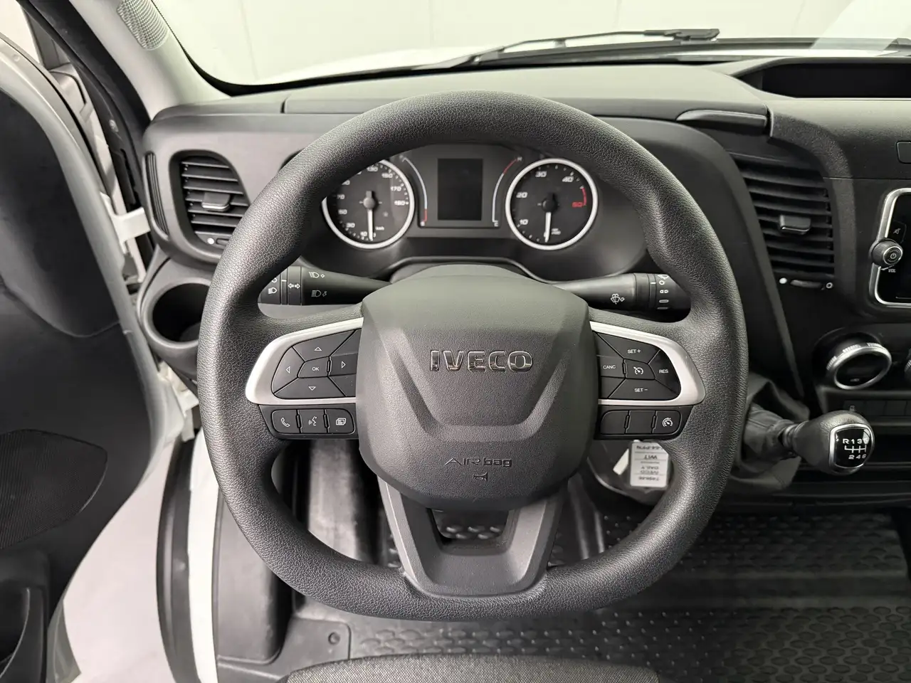 Iveco Daily 2023 — фото 14