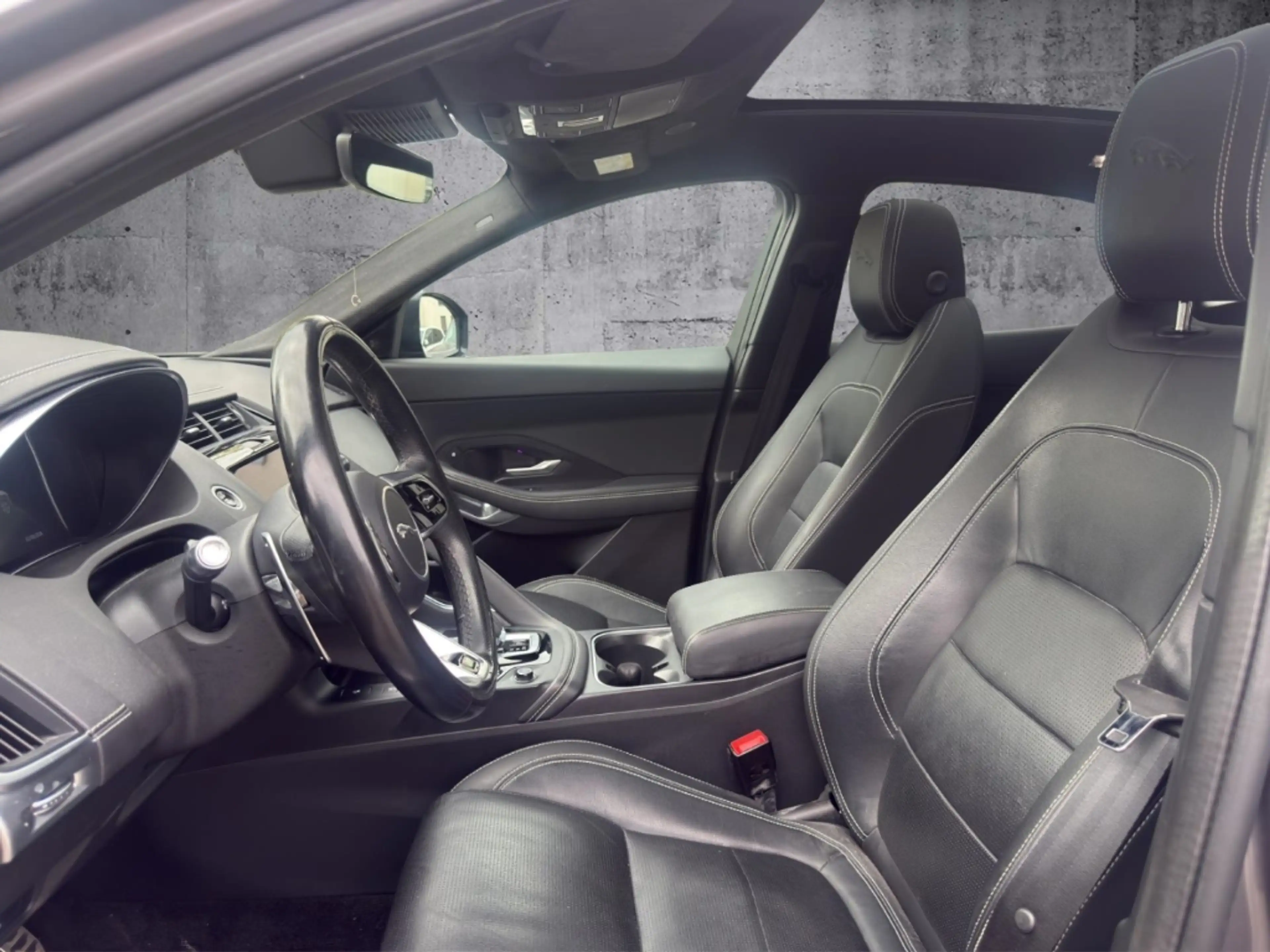 Jaguar E-Pace R-Dynamic SE AWD D200 Mild-Hybrid EU6d — photo 12
