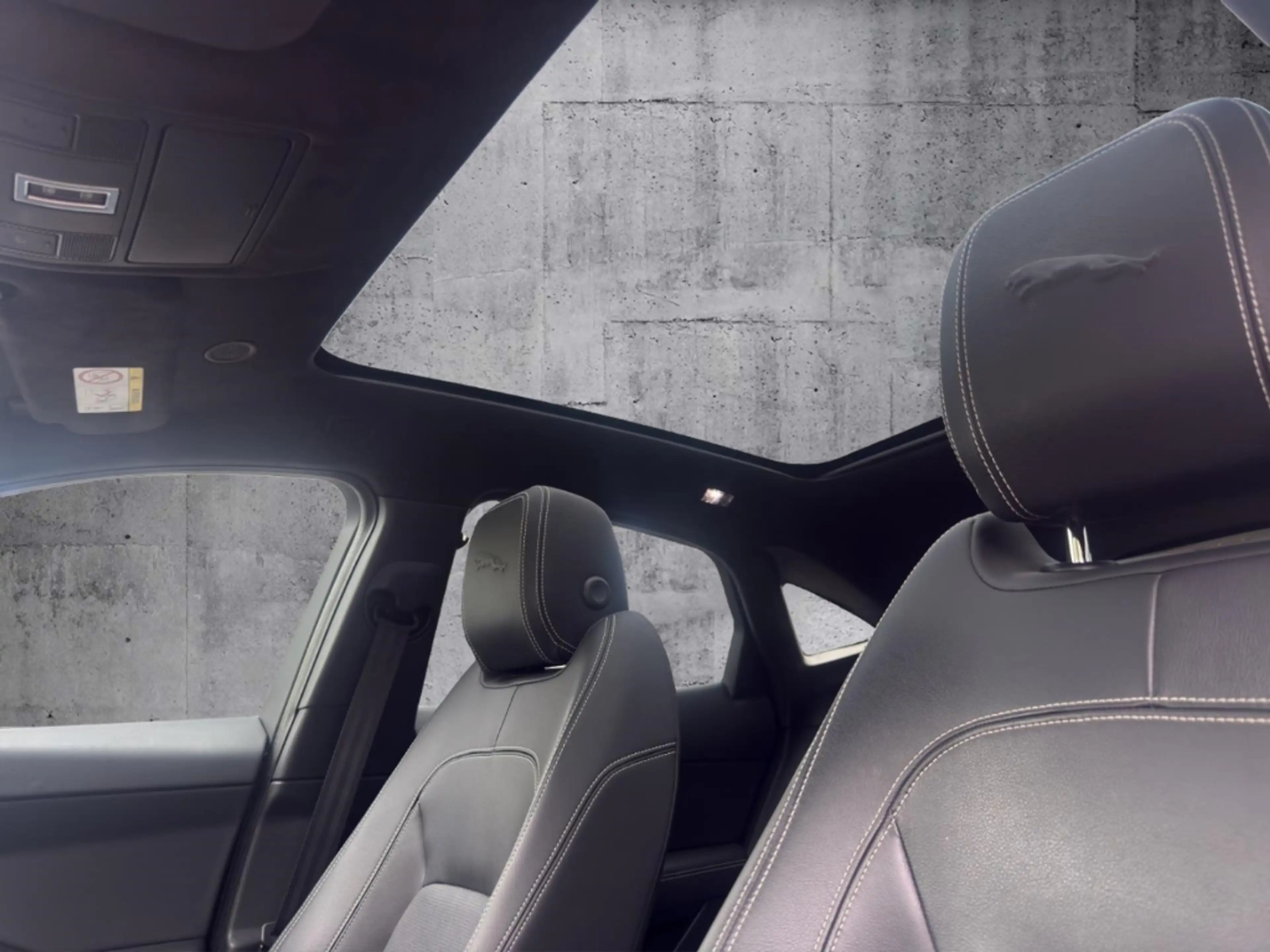 Jaguar E-Pace R-Dynamic SE AWD D200 Mild-Hybrid EU6d — photo 11