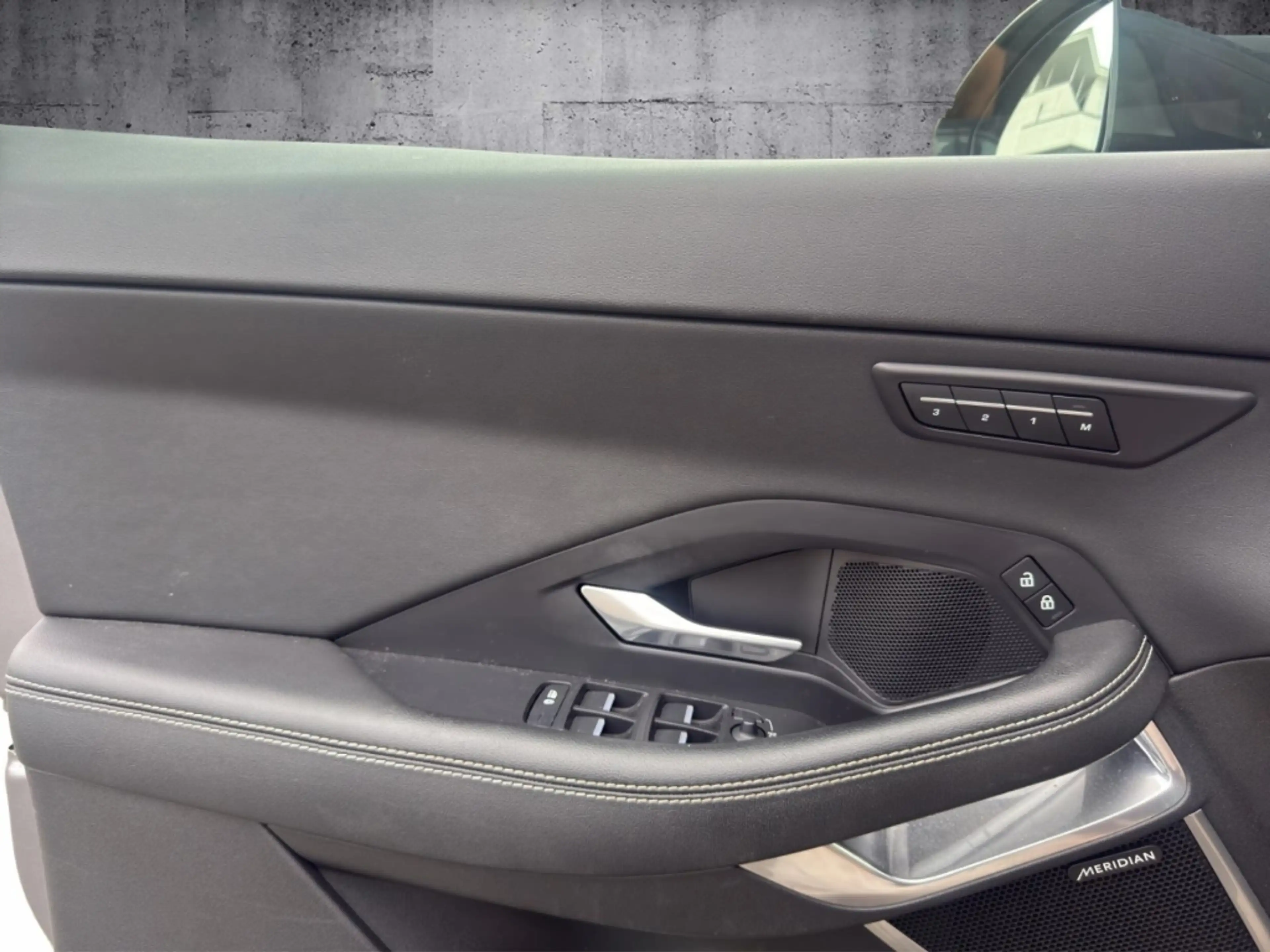 Jaguar E-Pace R-Dynamic SE AWD D200 Mild-Hybrid EU6d — photo 15