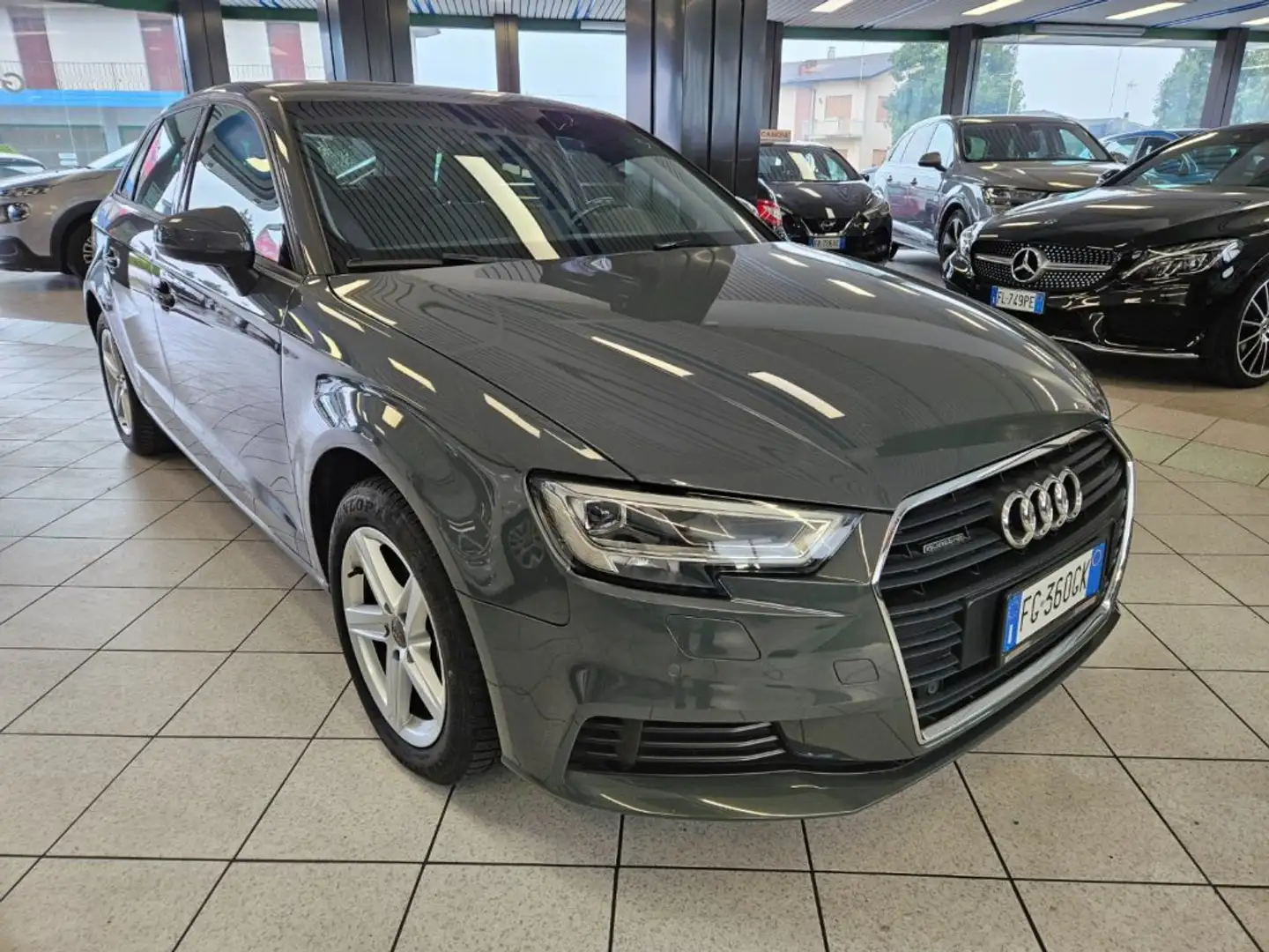 Audi A3 QUATTRO TDI S tronic Sport Edition Gris - 1