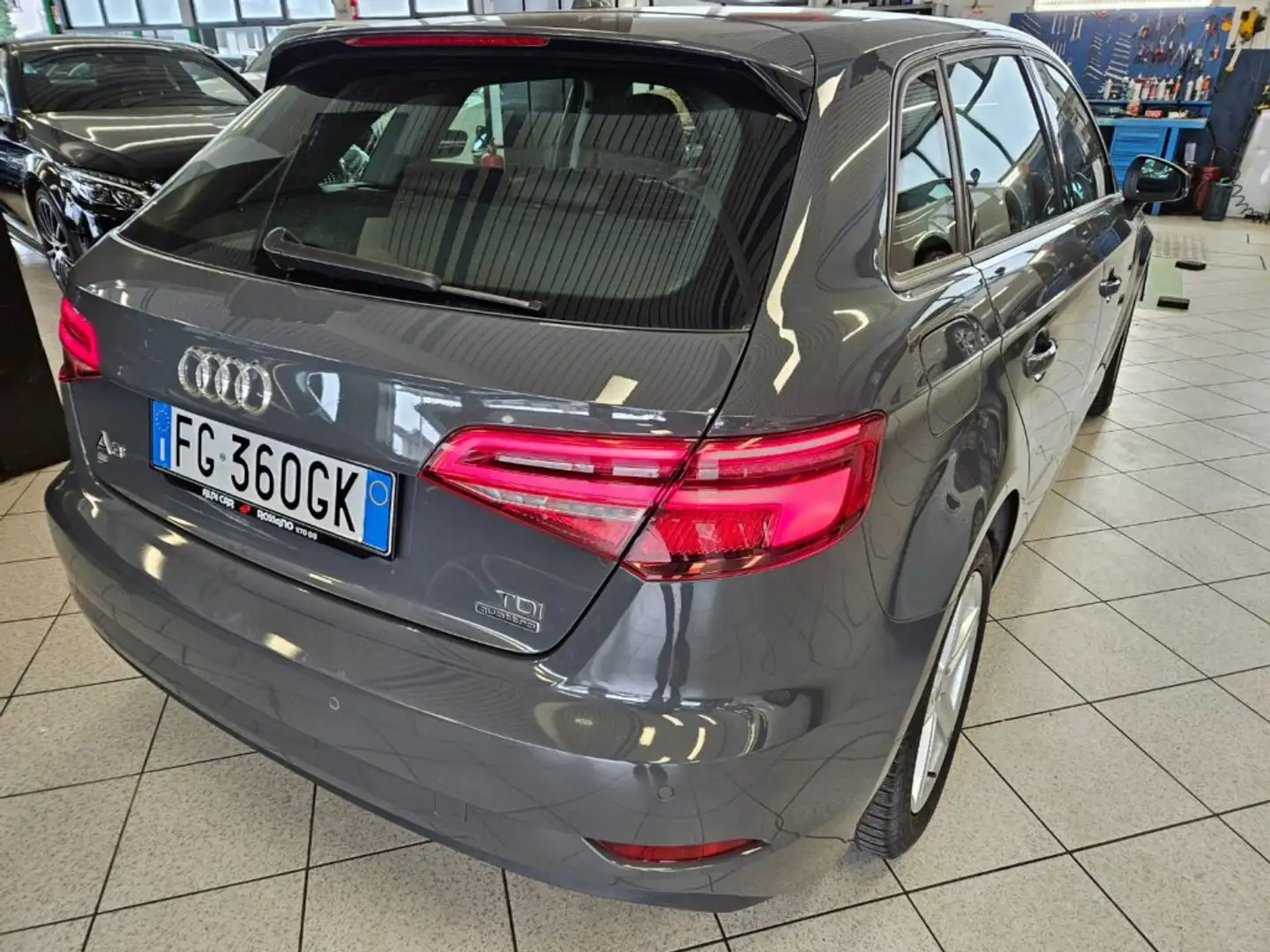 Audi A3 QUATTRO TDI S tronic Sport Edition Gris - 2