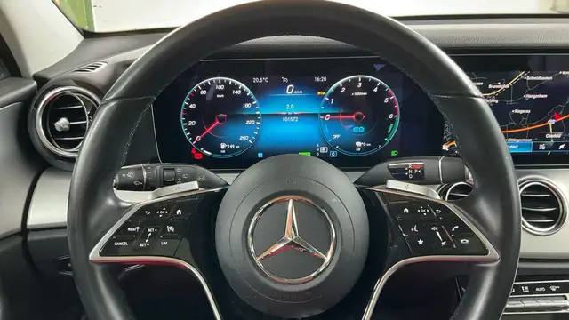 Mercedes-Benz 300 view 9