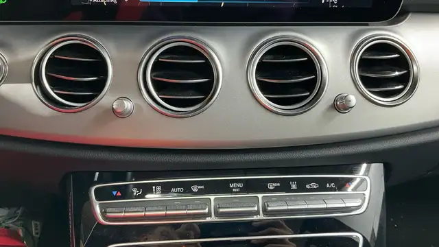 Mercedes-Benz 300 view 12