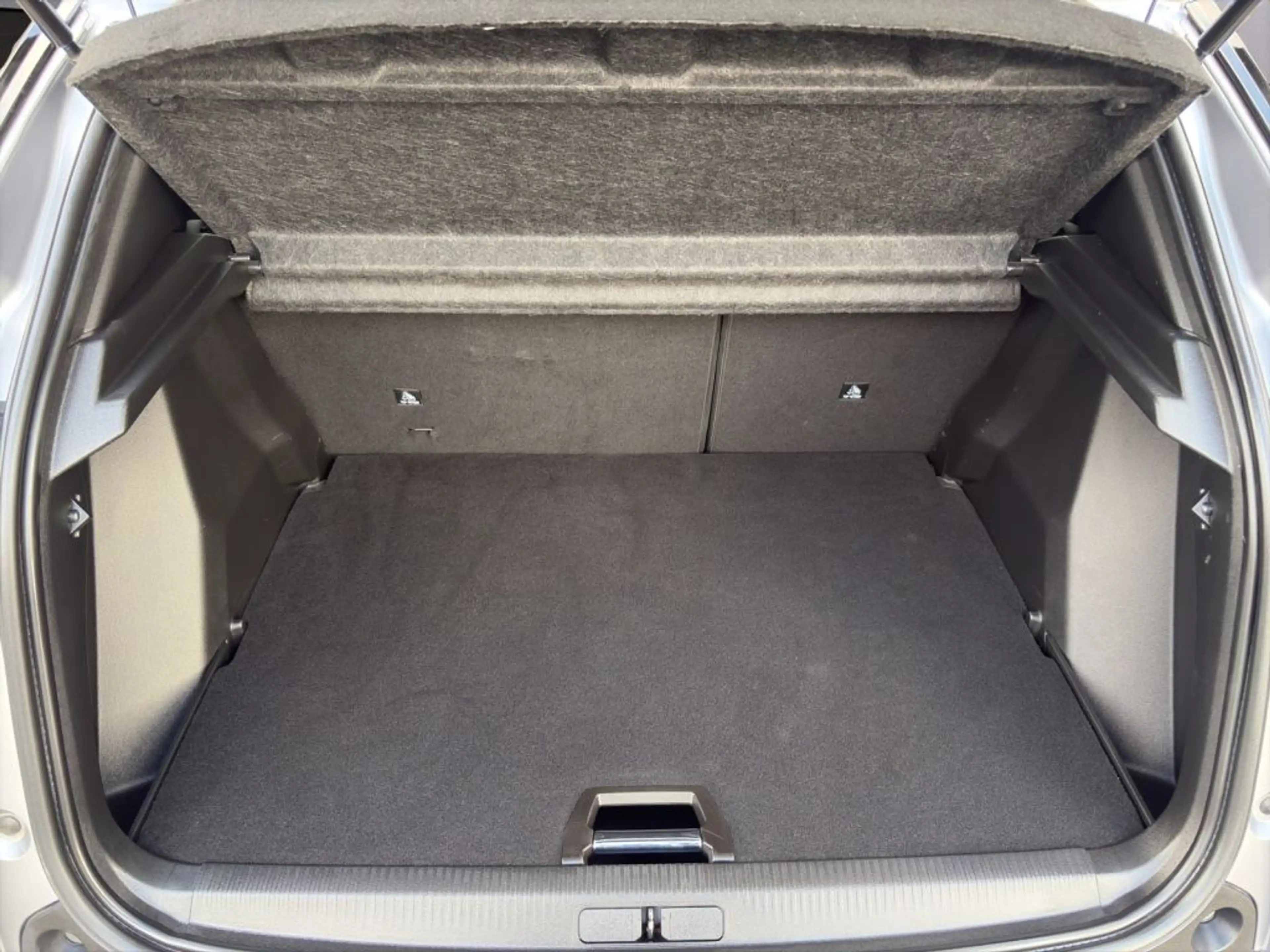 Peugeot 2008 Hybrid 136 e-DSC GT — photo 8