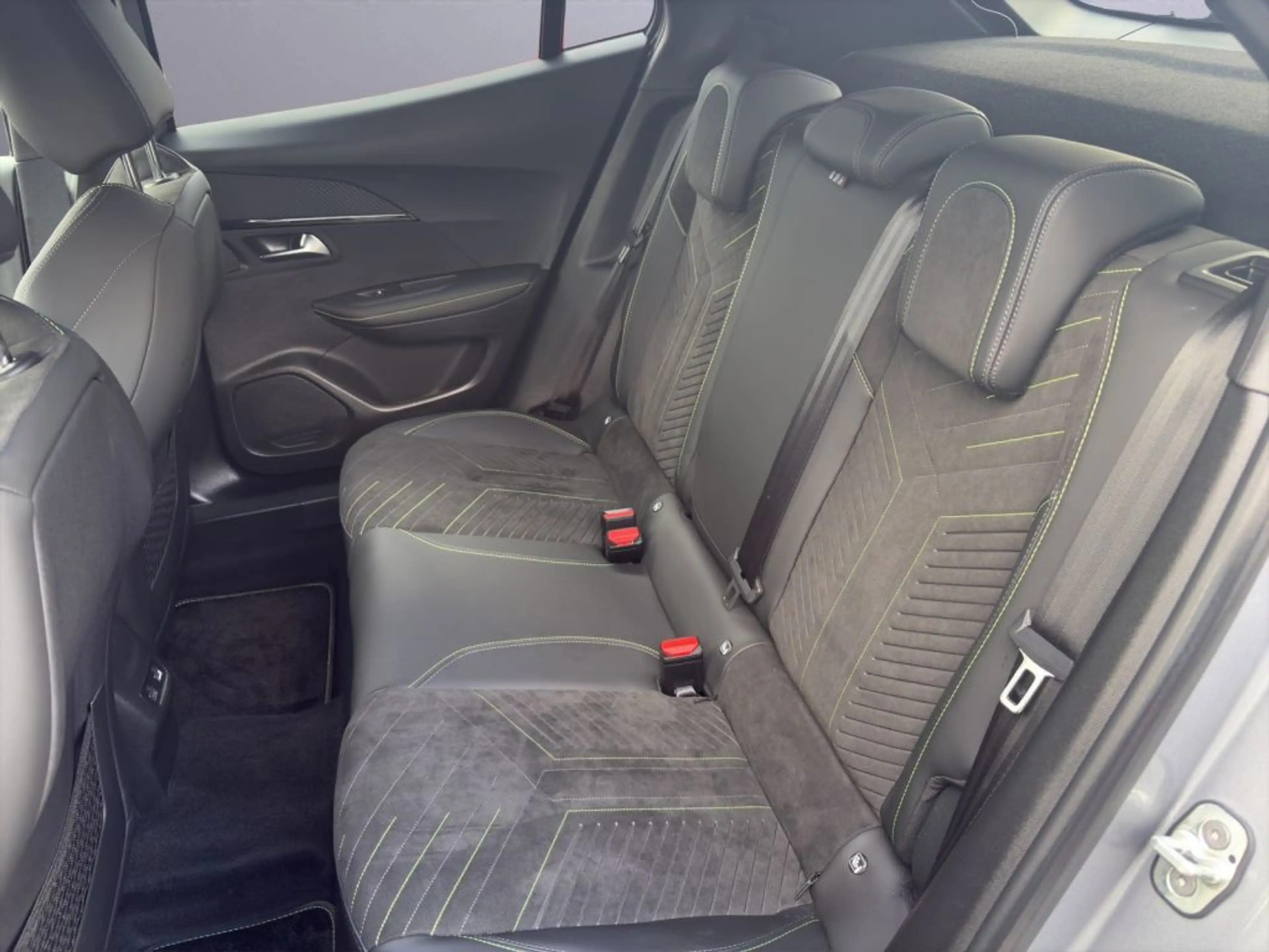 Peugeot 2008 Hybrid 136 e-DSC GT — photo 11