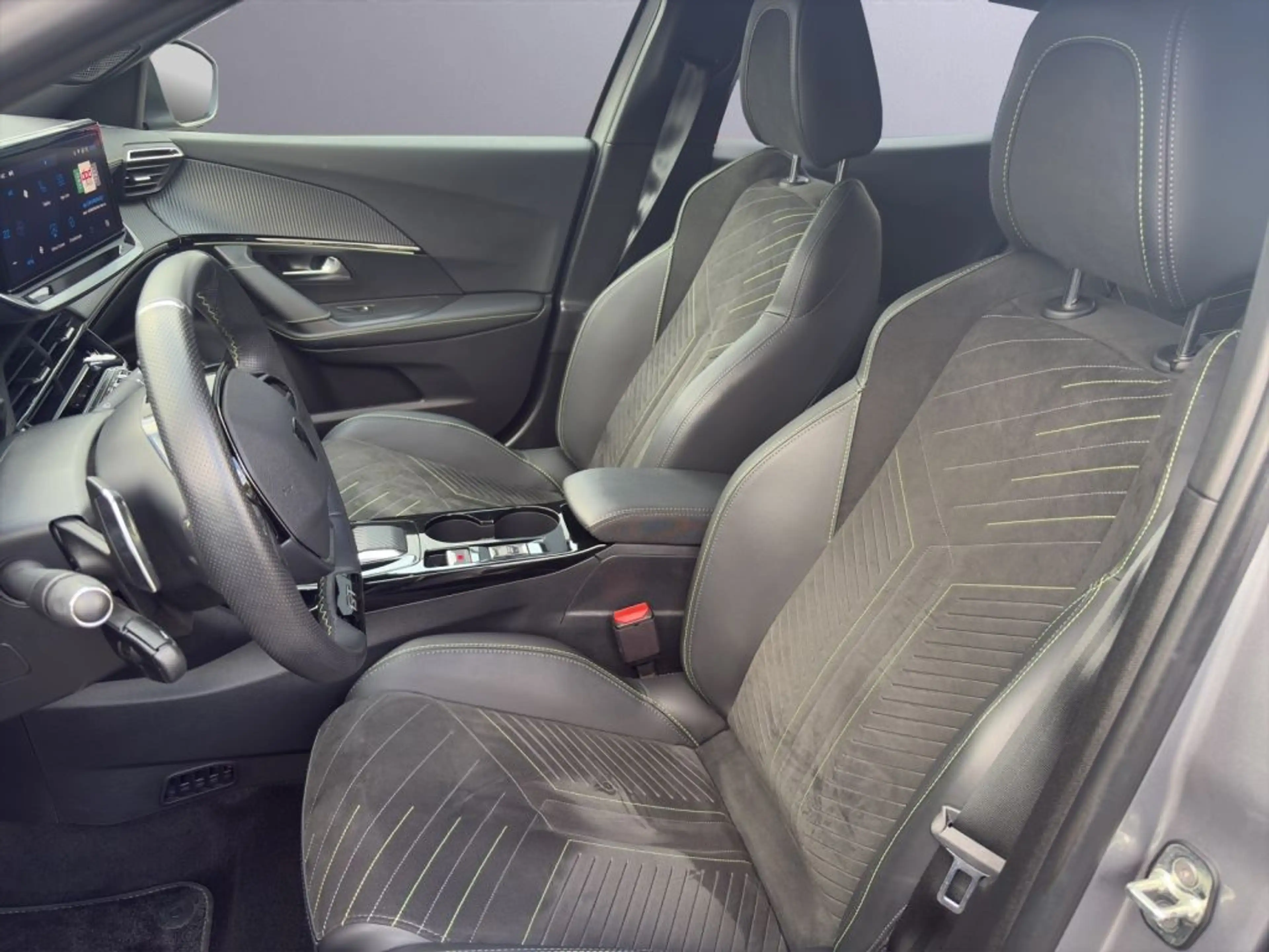 Peugeot 2008 Hybrid 136 e-DSC GT — photo 10