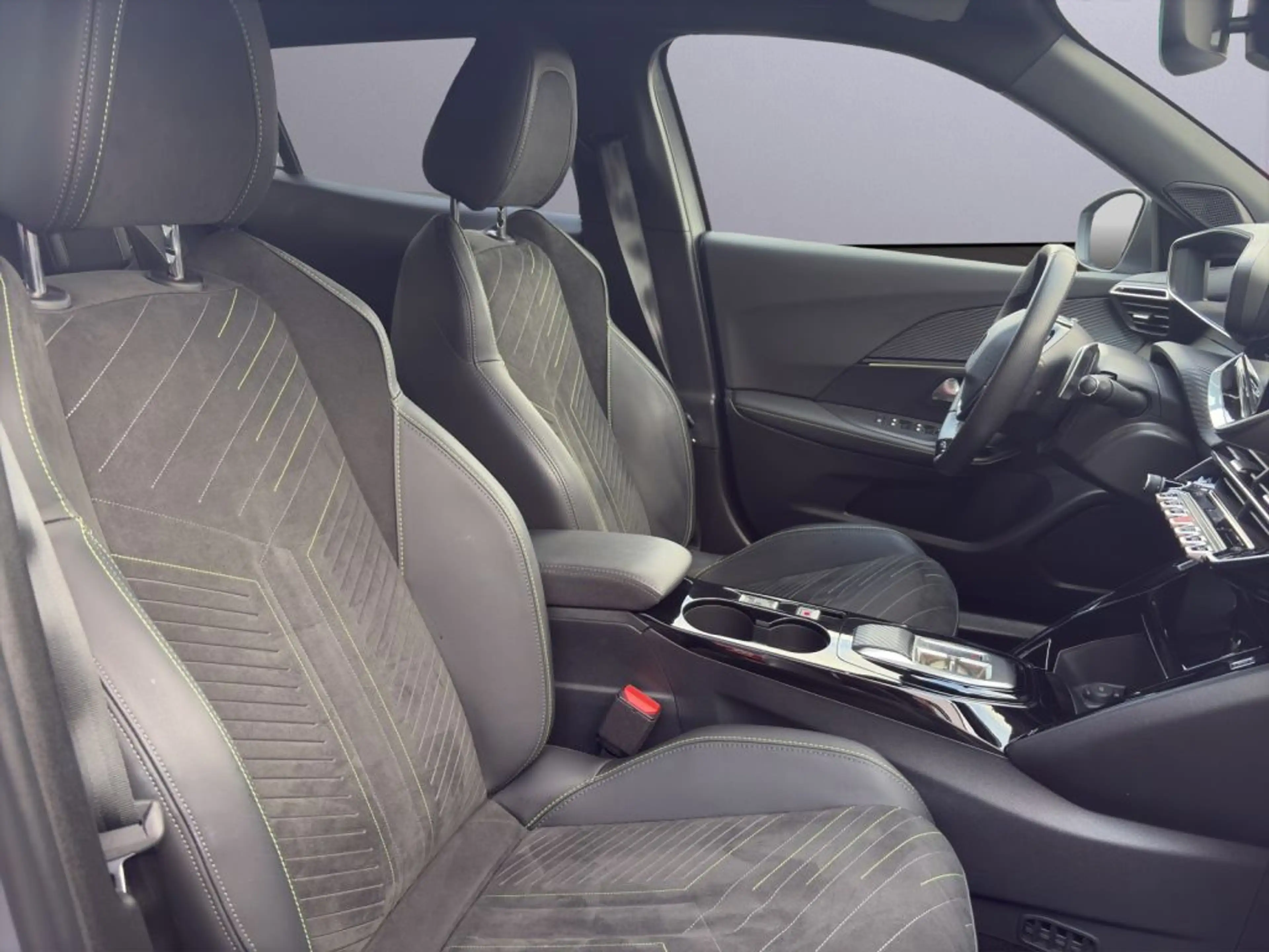 Peugeot 2008 Hybrid 136 e-DSC GT — photo 9