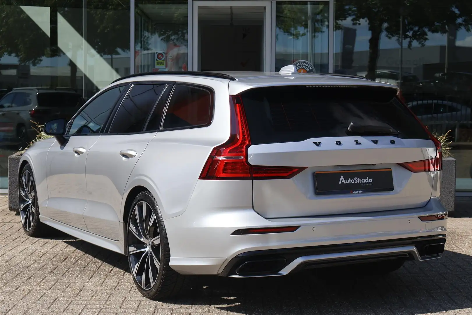 Volvo V60 B3 R-Design 163pk HEICO | Adaptive | Stoelverwarmi Grijs - 2