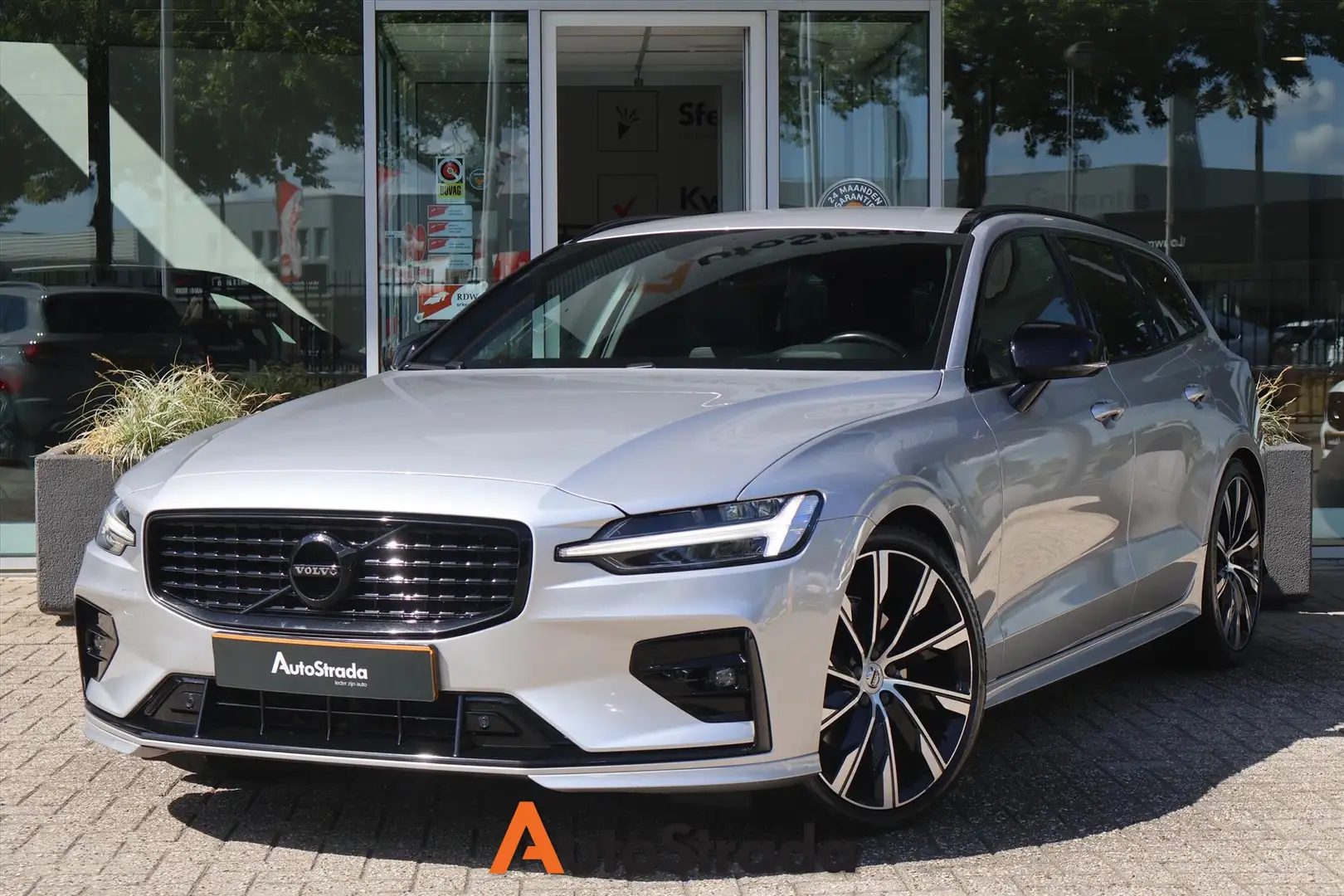 Volvo V60 B3 R-Design 163pk HEICO | Adaptive | Stoelverwarmi Grijs - 1