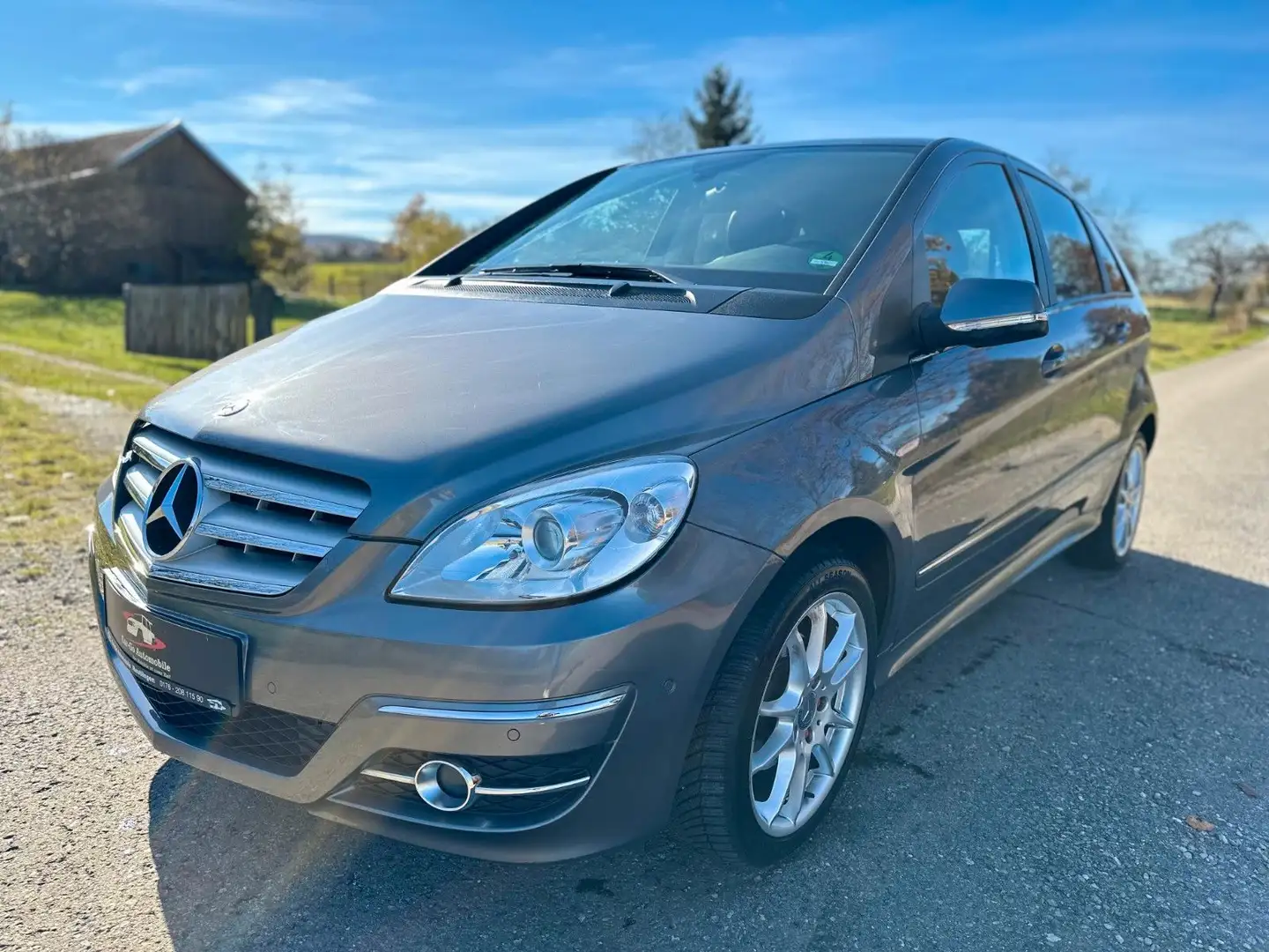 Mercedes-Benz B 180 *Automatik*Navi*PDC*SHZ*Temp*Allwetter*TOP* Gris - 2