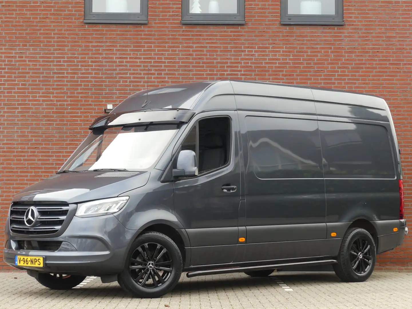 Mercedes-Benz Sprinter 319 CDI 190PK L2H2 LED/PDC/Navi/Camera Grijs - 1