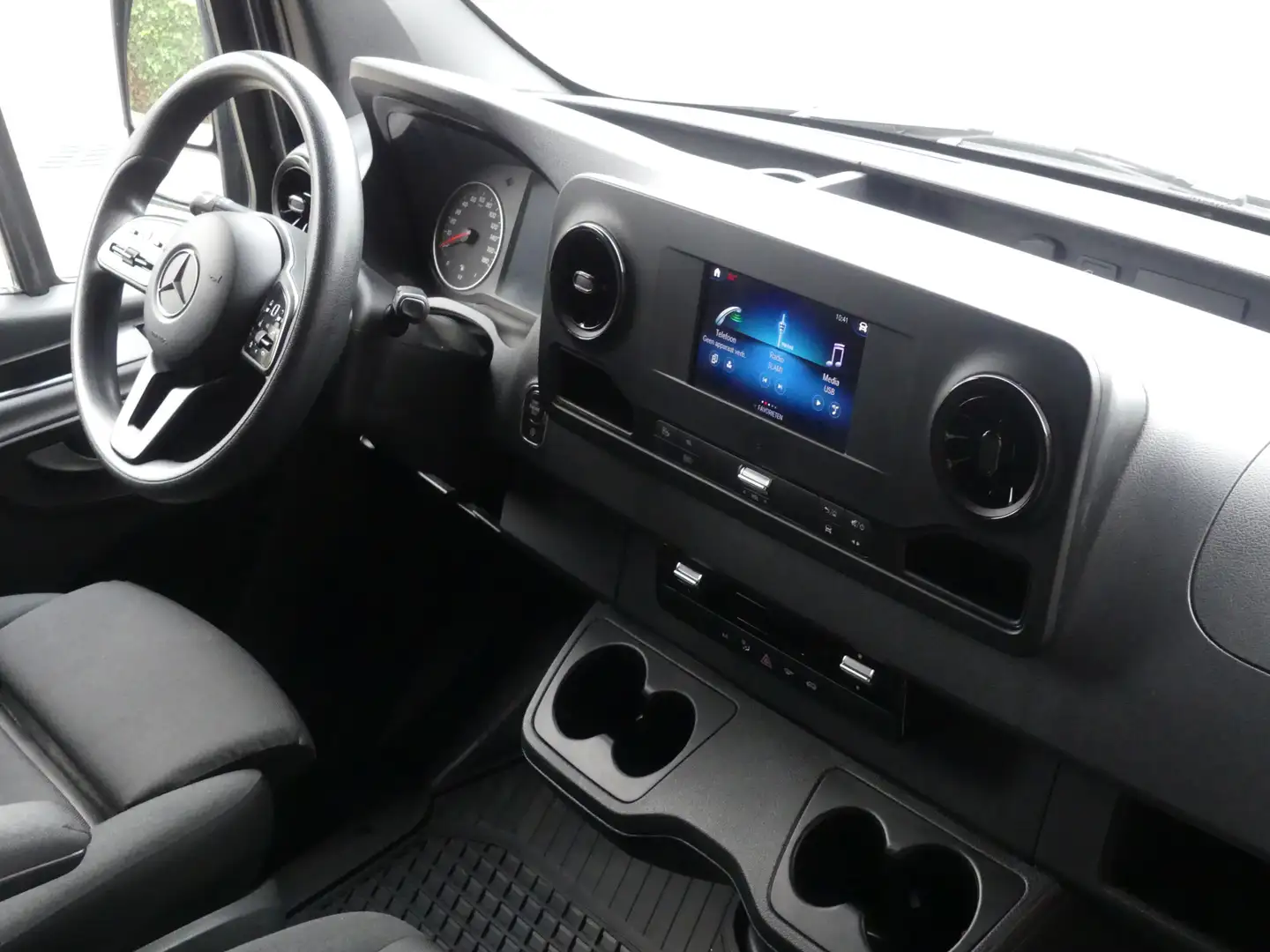 Mercedes-Benz Sprinter 319 CDI 190PK L2H2 LED/PDC/Navi/Camera Grijs - 2