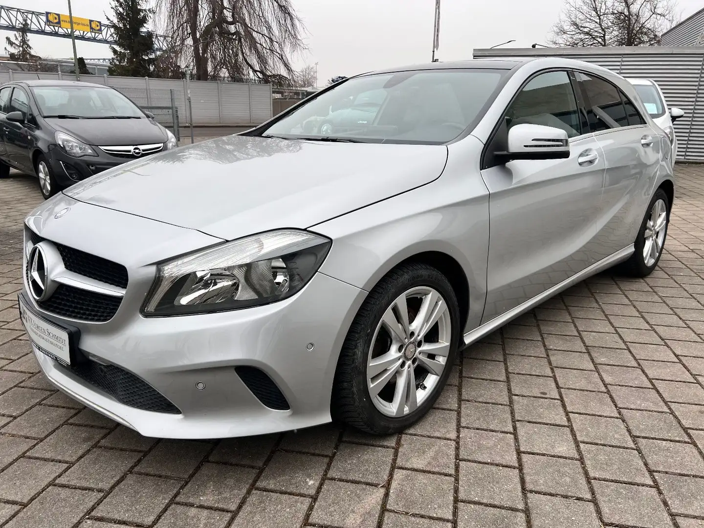Mercedes-Benz A 180 A 180 BlueEfficiency Busines Panorama Navi Silber - 2