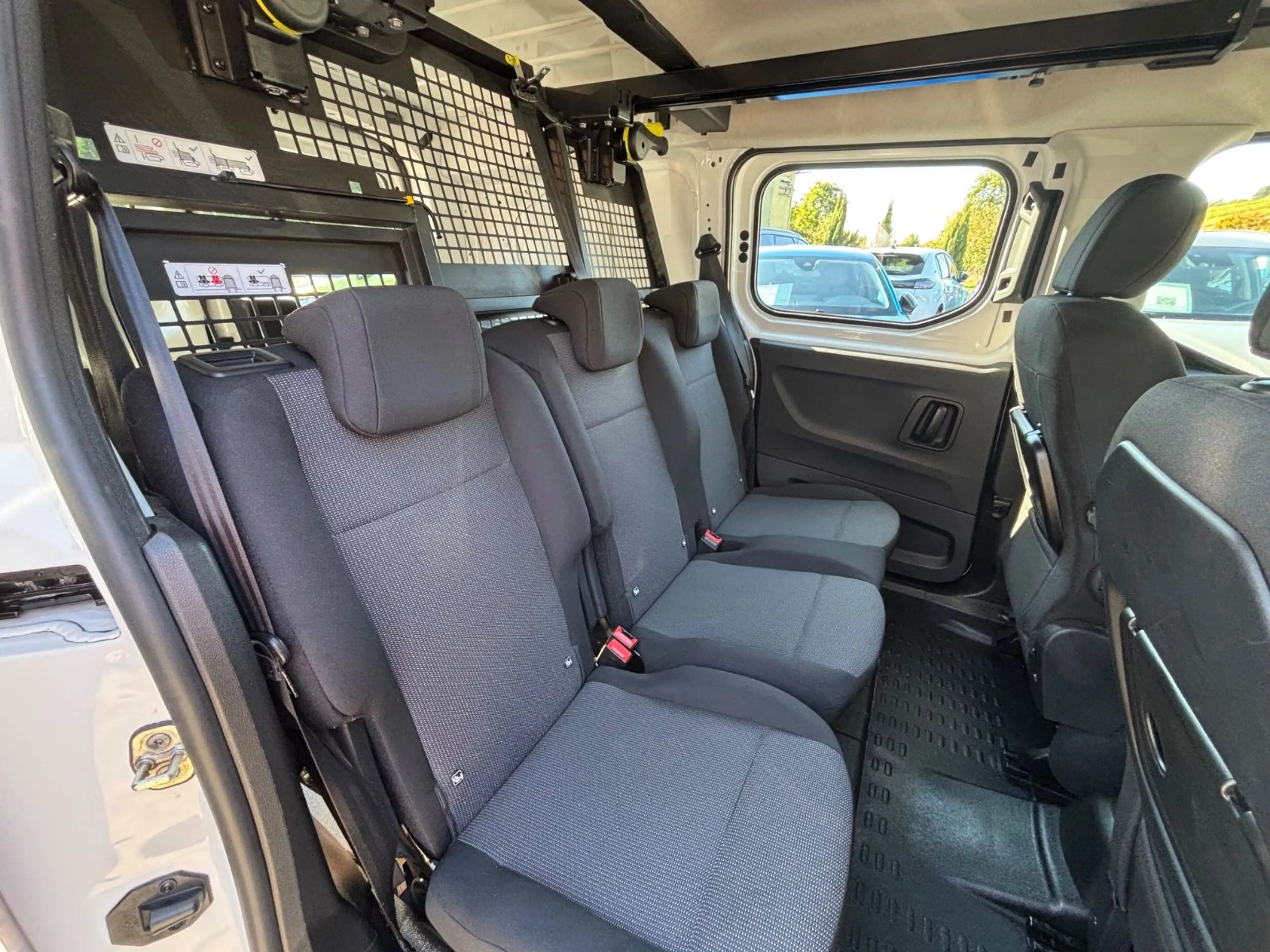 Peugeot Partner Pro FlexCab L2 | AHK Vorbereitung | PDC — photo 8