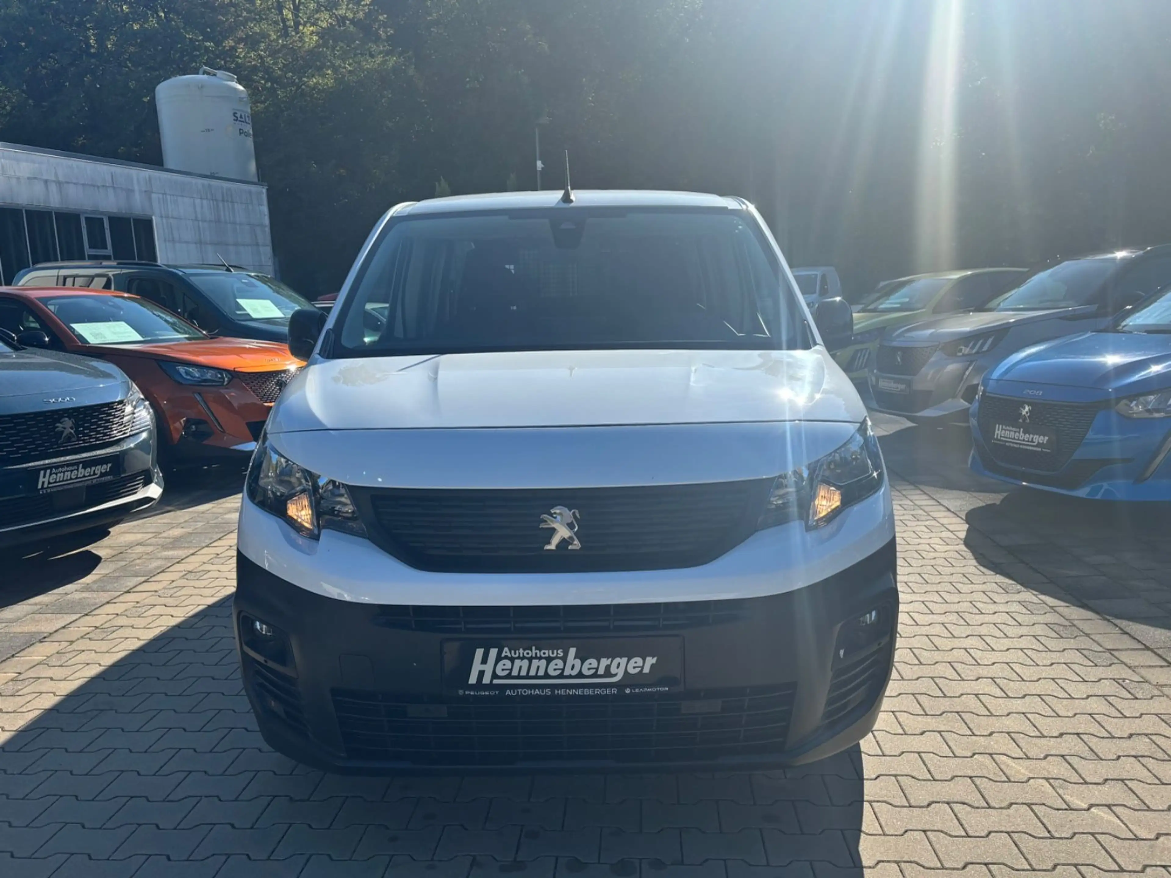 Peugeot Partner Pro FlexCab L2 | AHK Vorbereitung | PDC — photo 2